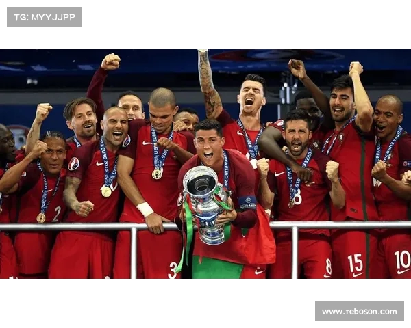 晋级欧洲杯!居勒尔与家人共享喜悦,庆祝球队出线(居尔塞兰) 晋级欧洲杯!居勒尔与家人共享喜悦,庆祝球队出线(居尔塞兰)