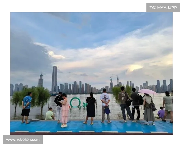 武汉关水位暴涨，汉口江滩“一家五口”雕塑面临淹没危机(百年前的武汉汉口江滩)