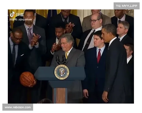 与伟大同行:詹姆斯谈与奥巴马交流的深刻意义(奥巴马祝贺詹姆斯夺 视频) 与伟大同行:詹姆斯谈与奥巴马交流的深刻意义(奥巴马祝贺詹姆斯夺 视频)